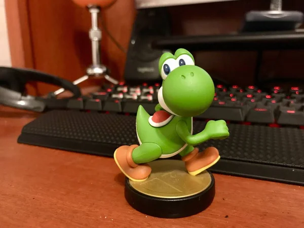 Puebla, mexiko; 15. september 2019: redaktionelles illustratives bild eines yoshi amiibo auf einem hölzernen tisch — Stockfoto