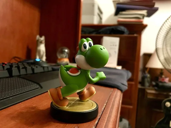 Puebla, México; 15 de setembro de 2019: Imagem editorial ilustrativa de um Yoshi Amiibo colocado em cima de uma mesa de madeira — Fotografia de Stock