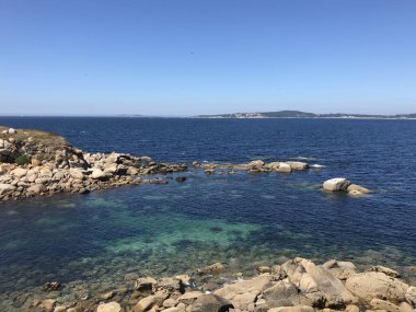 Sanxenxo Galicia İspanya kayalar bir yaz günü sırasında yukarıda okyanus manzarası