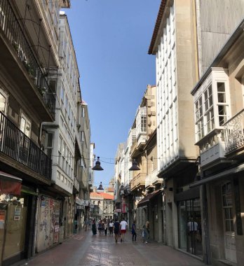 Pontevedra, Pontevedra / İspanya - 24 Ağustos 2018: Güneşli bir günde İspanya 'nın Pontevedra kentindeki Calle de la Oliva caddesinin manzarası