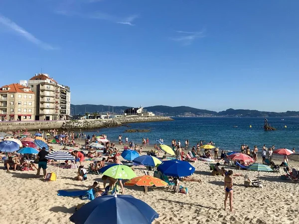 Sanxenxo, Pontevedra / España - 26 de julio de 2018: Vista de las personas en la playa de Silgar durante un día de verano — Foto de Stock