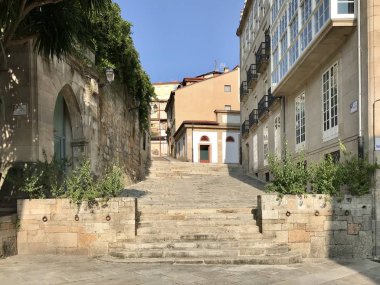 Oursense, Ourense / İspanya - 20 Ağustos 2018: Güneşli bir günde Galiçya 'daki şehir merkezi caddelerin ve binaların manzarası