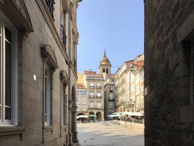 Ourense / İspanya - 20 Ağustos 2018: Güneşli bir günde Galiçya 'nın Ourense kentinin Praza Maior (kasaba meydanı) manzarası