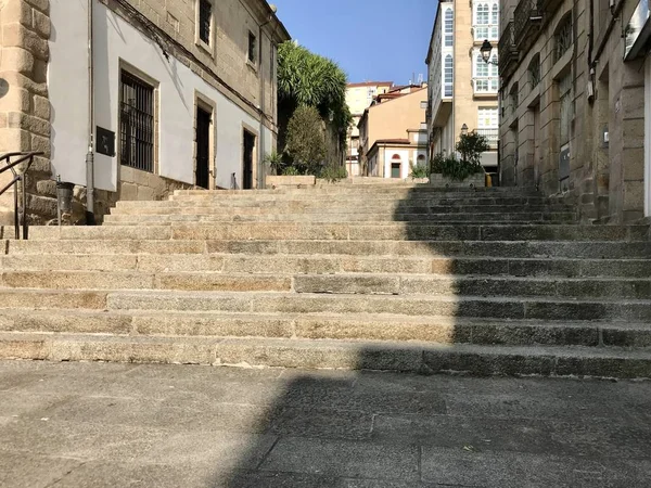 Oursense, Ourense / Spanje - 20 augustus 2018: Zicht op de straten van het centrum van Ourense in Galicië tijdens een zonnige dag — Stockfoto