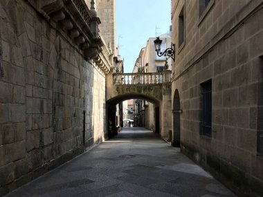 Oursense, Ourense / İspanya - 20 Ağustos 2018: Güneşli bir günde Galiçya 'daki şehir merkezi caddelerin ve binaların manzarası