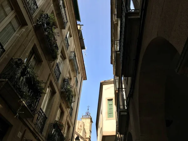 Oursense, Ourense / Espanha - 20 de agosto de 2018: Vista das ruas e edifícios do centro da cidade de Ourense, na Galiza, durante um dia ensolarado — Fotografia de Stock