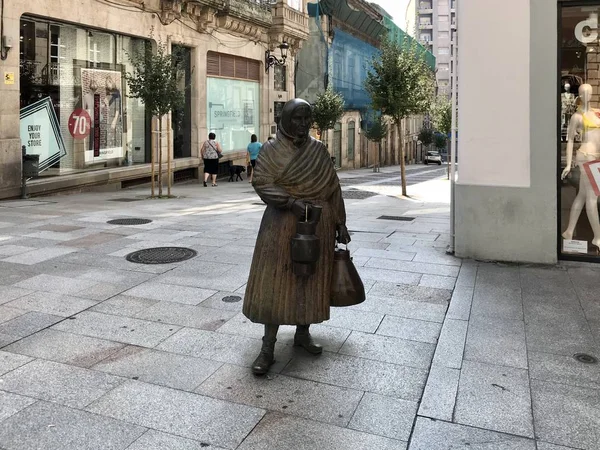 Oursense, Ourense / Espanha - 20 de agosto de 2018: Vista de uma estátua em uma rua do centro da cidade de Ourense, na Galiza, durante um dia ensolarado — Fotografia de Stock