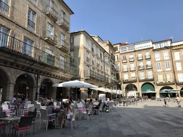 Oursense, Ourense / Espanha - 20 de agosto de 2018: Vista de alguns edifícios localizados na Plaza Mayor, no centro da cidade de Ourense, na Galiza, durante um dia ensolarado — Fotografia de Stock