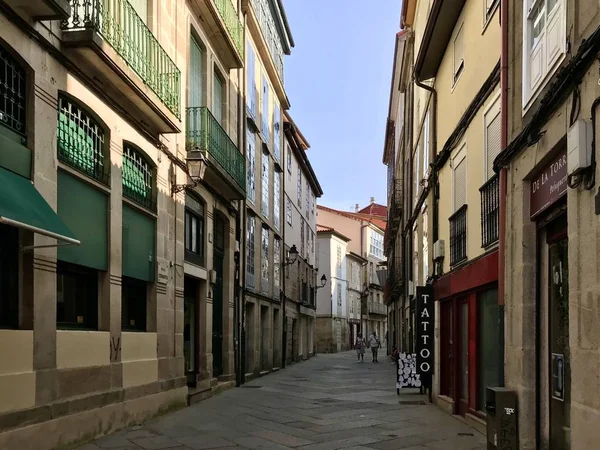 Oursense, Ourense / Spanje - 20 augustus 2018: Zicht op de straten van het centrum van Ourense in Galicië tijdens een zonnige dag — Stockfoto