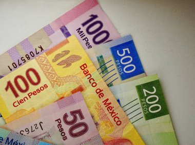 Meksika peso faturaları düz bir yüzeye rastgele yayıldı