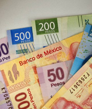 Meksika peso faturaları düz bir yüzeye rastgele yayıldı