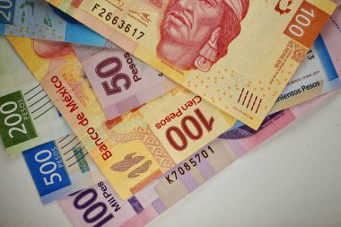 Meksika peso faturaları düz bir yüzeye rastgele yayıldı