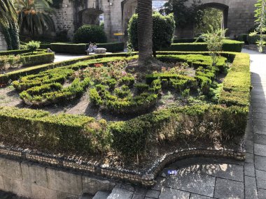 Ourense / İspanya - 20 Ağustos 2018: Güneşli bir günde Galiçya 'nın Ourense kentindeki Fonte Das Burgaz' ın sıcak bahar manzarası