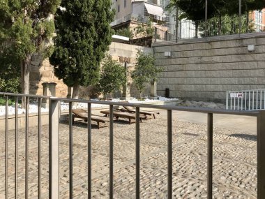 Ourense / İspanya - 20 Ağustos 2018: Güneşli bir günde Galiçya 'nın Ourense kentindeki Fonte Das Burgaz' ın sıcak bahar manzarası