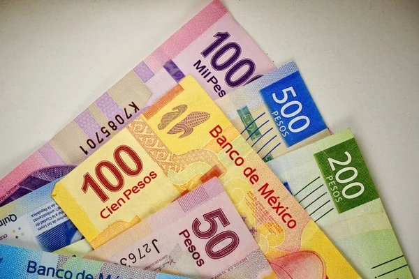 Fatture in pesos messicani distribuite casualmente su una superficie piana — Foto Stock