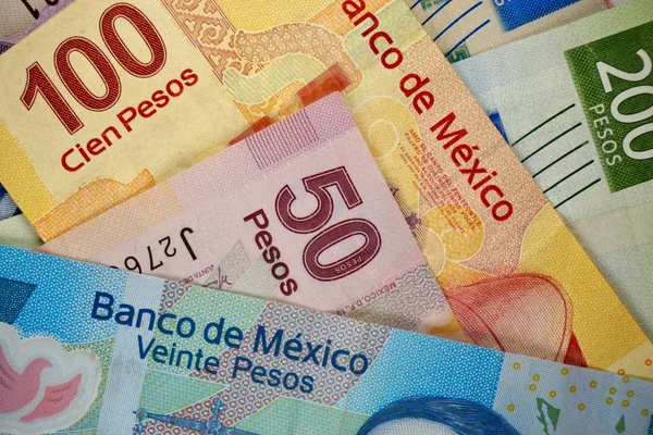 Pesos mexicains billets répartis aléatoirement sur une surface plane — Photo