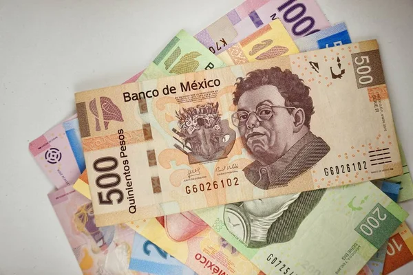 Mexikanische Pesos-Scheine verteilen sich zufällig auf einer ebenen Fläche — Stockfoto