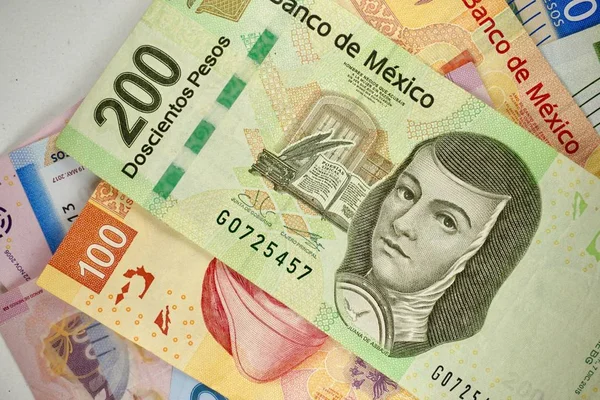 Mexikanische Pesos-Scheine verteilen sich zufällig auf einer ebenen Fläche — Stockfoto