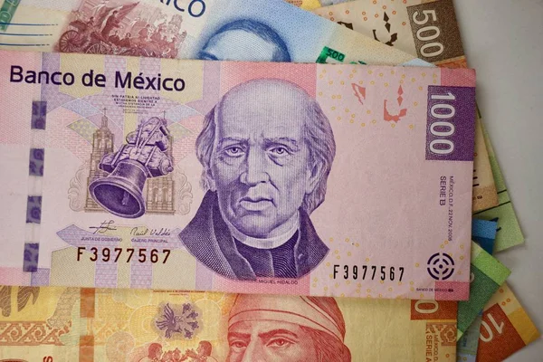 Mexikanische Pesos-Scheine verteilen sich zufällig auf einer ebenen Fläche — Stockfoto