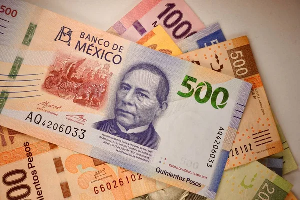 Pesos mexicains billets répartis aléatoirement sur une surface plane — Photo