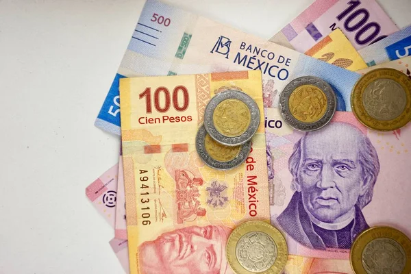 Billetes de pesos mexicanos distribuidos aleatoriamente sobre una superficie plana —  Fotos de Stock