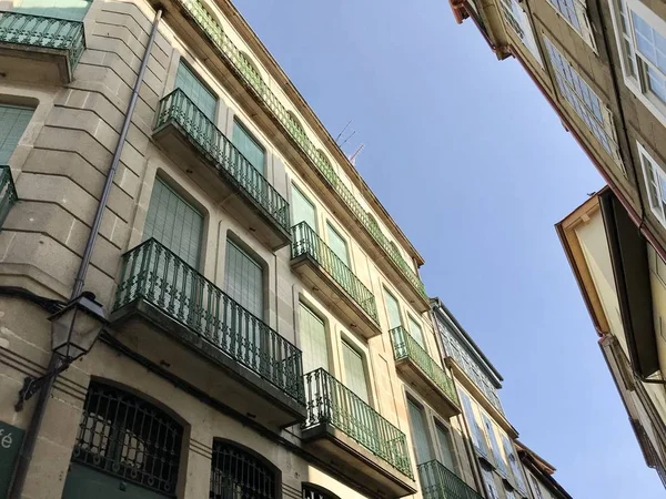 Ourense, Ourense / Spanje - 20 augustus 2018: Zicht op straatniveau op sommige gebouwen in het centrum van Ourense in Galicië Spanje tijdens een zomerdag — Stockfoto