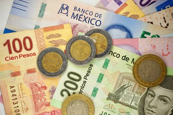 Pesos mexicanos contas espalhadas aleatoriamente sobre uma superfície plana Fotografia De Stock