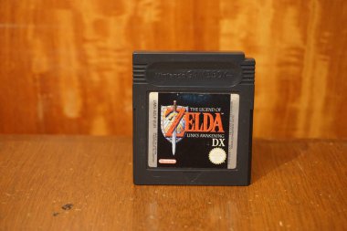 Puebla, Puebla / Meksika - 25 Aralık 2019: Zelda Link 'in Uyanış Oyunu Efsanesi için Nintendo Game Boy Color kartuşu