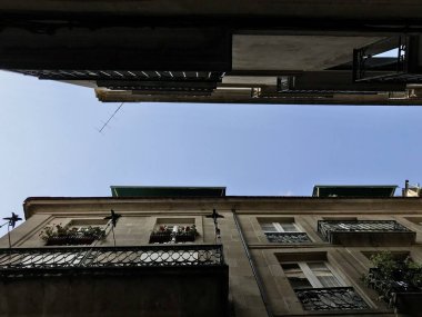 Ourense, Ourense / İspanya - 20 Ağustos 2018: İspanya 'nın Ourense kentindeki bazı binaların bir yaz günü sokak manzarası