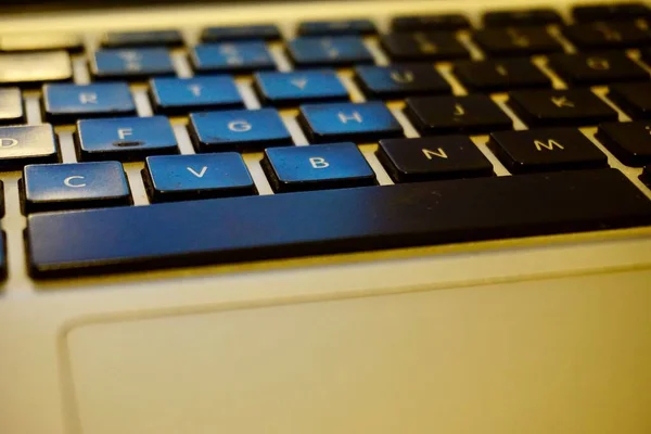 プエブラ、プエブラ/メキシコ- 12月15 2019: 13インチのApple Macbook Proラップトップから汚れたキーボードの編集イラストを閉じる — ストック写真