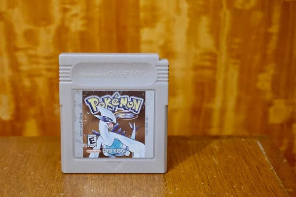 Puebla, Puebla / México - 25 de diciembre de 2019: Imagen ilustrativa editorial de un cartucho de Nintendo Game Boy Color para el juego Pokemon Silver — Foto de Stock