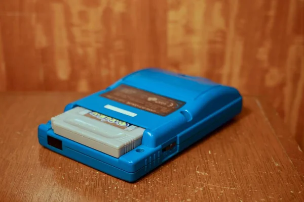 Puebla, Puebla / Mexique - 25 décembre 2019 : Image de près illustrative éditoriale d'une Nintendo Game Boy Color très usée avec écran endommagé — Photo