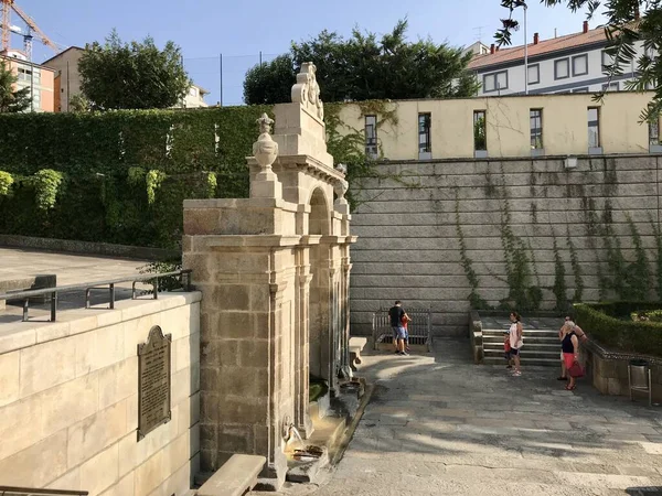 Ourense, Ourense / Espanha - 20 de agosto de 2018: Vista da zona termal da Fonte Das Burgas no centro da cidade de Ourense, na Galiza, durante um dia ensolarado — Fotografia de Stock