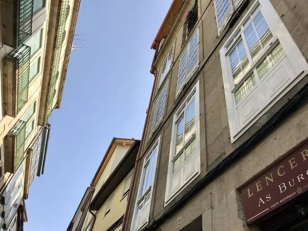 Ourense, Ourense / Spanje - 20 augustus 2018: Zicht op straatniveau op sommige gebouwen in het centrum van Ourense in Galicië Spanje tijdens een zomerdag — Stockfoto