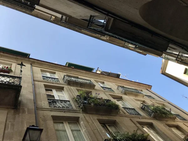 Ourense, Ourense / Espagne - 20 août 2018 : Vue de rue de certains bâtiments sur le centre-ville d'Ourense en Galice Espagne pendant une journée d'été — Photo