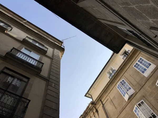 Ourense, Ourense / Espanha - 20 de agosto de 2018: Vista de rua de alguns edifícios no centro da cidade de Ourense, na Galiza Espanha, durante um dia de verão — Fotografia de Stock