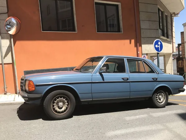 Ourense, Ourense / Spain - July 8, 2018: Side view of a blue Mercedes Benz 300d W123 E Class on the street during a sunny day — стокове фото