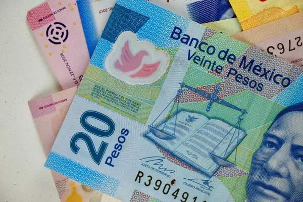 Pesos mexicains billets répartis aléatoirement sur une surface plane — Photo