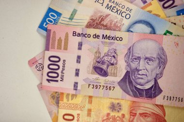 Meksika peso faturaları düz bir yüzeye rastgele yayıldı