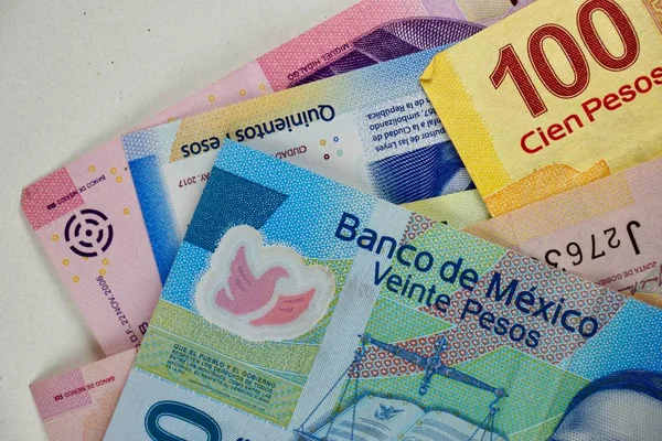 Fatture in pesos messicani distribuite casualmente su una superficie piana — Foto Stock