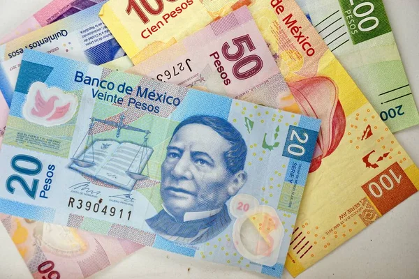 Pesos mexicains billets répartis aléatoirement sur une surface plane — Photo