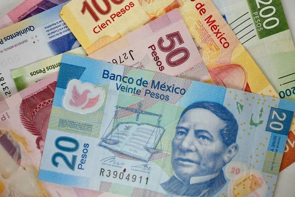 Billetes de pesos mexicanos distribuidos aleatoriamente sobre una superficie plana —  Fotos de Stock