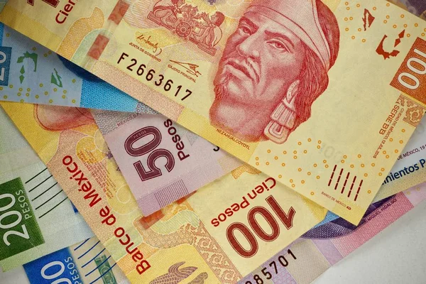 Billetes de pesos mexicanos distribuidos aleatoriamente sobre una superficie plana —  Fotos de Stock
