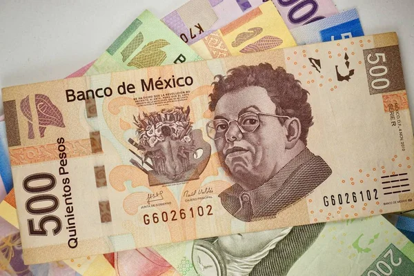 Mexikanische Pesos-Scheine verteilen sich zufällig auf einer ebenen Fläche — Stockfoto