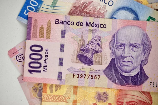 Pesos mexicains billets répartis aléatoirement sur une surface plane — Photo