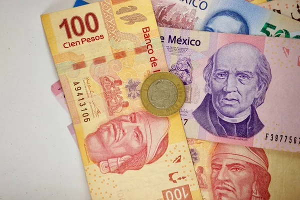 평평한 표면에 무작위로 퍼지는 멕시코 페소 지폐 — 스톡 사진