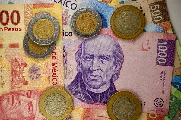 Pesos mexicanos contas espalhadas aleatoriamente sobre uma superfície plana — Fotografia de Stock