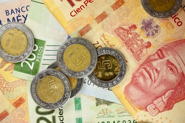 Pesos mexicanos contas espalhadas aleatoriamente sobre uma superfície plana — Fotografia de Stock