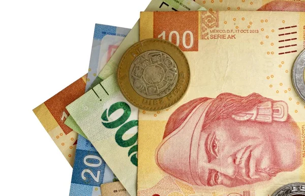 Algumas notas de peso mexicano isolado em fundo branco — Fotografia de Stock