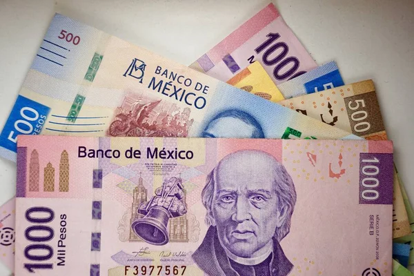 Pesos mexicanos contas espalhadas aleatoriamente sobre uma superfície plana Imagem De Stock